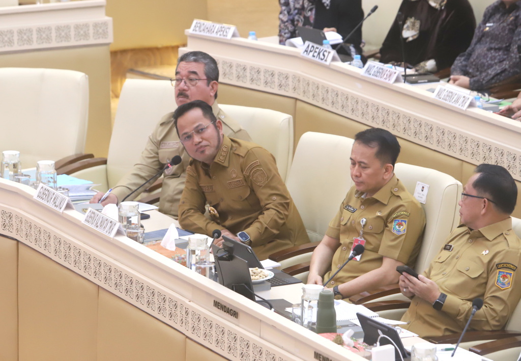 Komisi II DPR menggelar raker dengan Mendagri Tito Karnavian membahas PPPK dan Honorer (Ashar/SinPo.id)