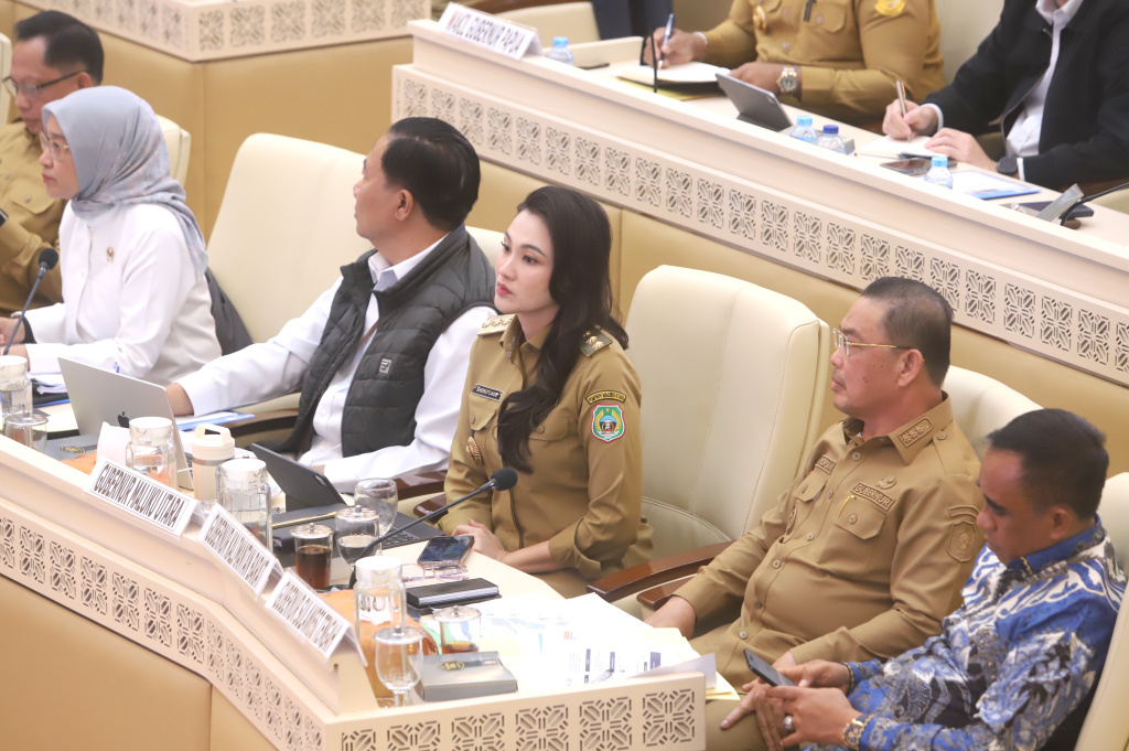 Komisi II DPR menggelar raker dengan Mendagri Tito Karnavian membahas PPPK dan Honorer (Ashar/SinPo.id)