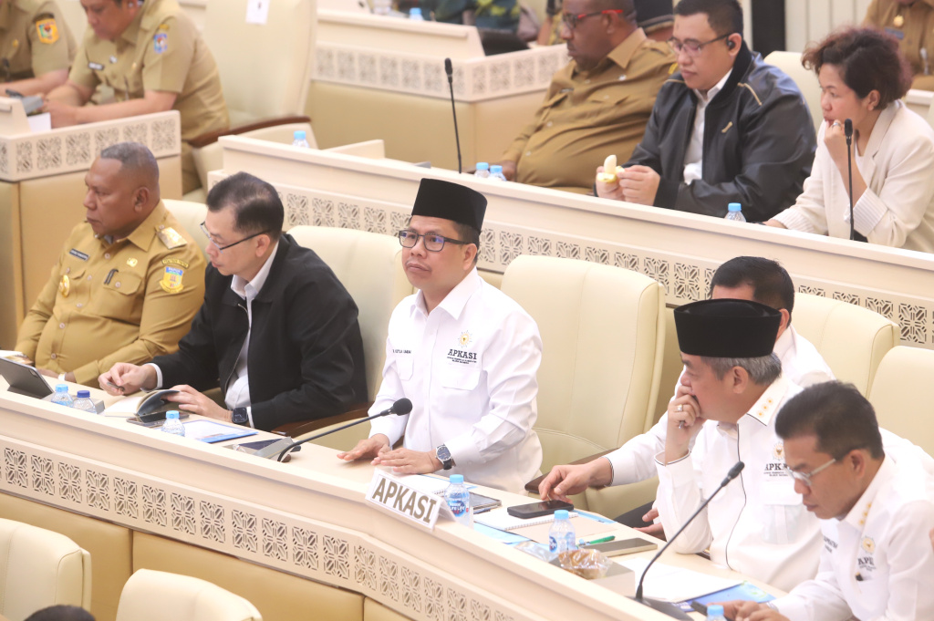 Komisi II DPR menggelar raker dengan Mendagri Tito Karnavian membahas PPPK dan Honorer (Ashar/SinPo.id)