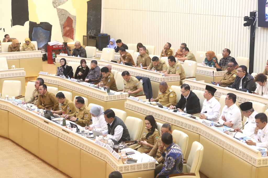Komisi II DPR menggelar raker dengan Mendagri Tito Karnavian membahas PPPK dan Honorer (Ashar/SinPo.id)