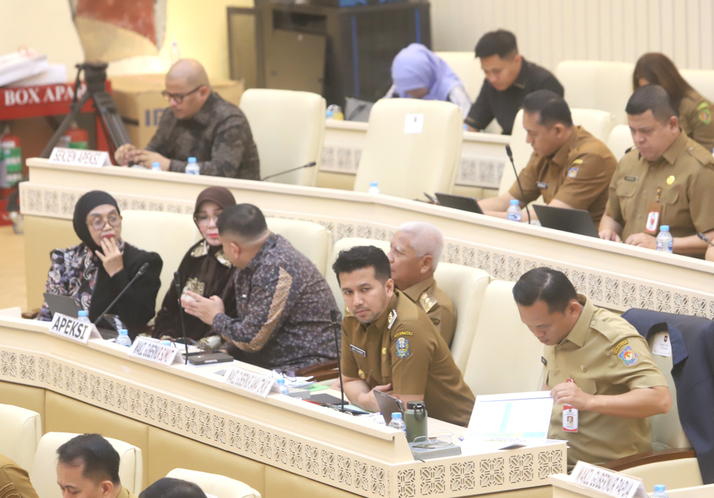 Komisi II DPR menggelar raker dengan Mendagri Tito Karnavian membahas PPPK dan Honorer (Ashar/SinPo.id)