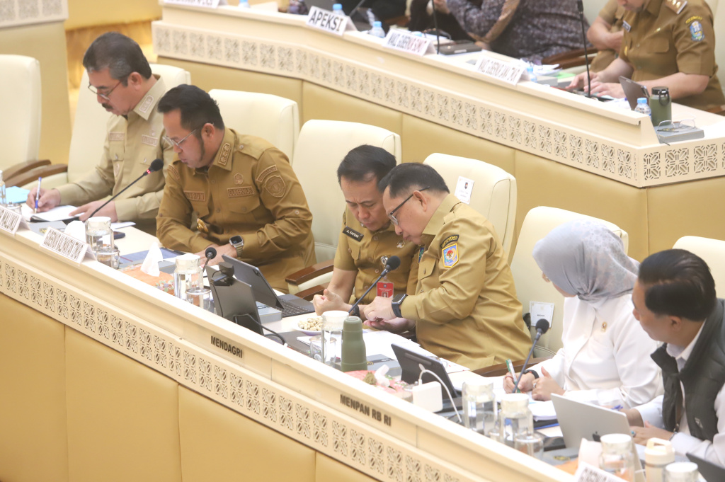 Komisi II DPR menggelar raker dengan Mendagri Tito Karnavian membahas PPPK dan Honorer (Ashar/SinPo.id)