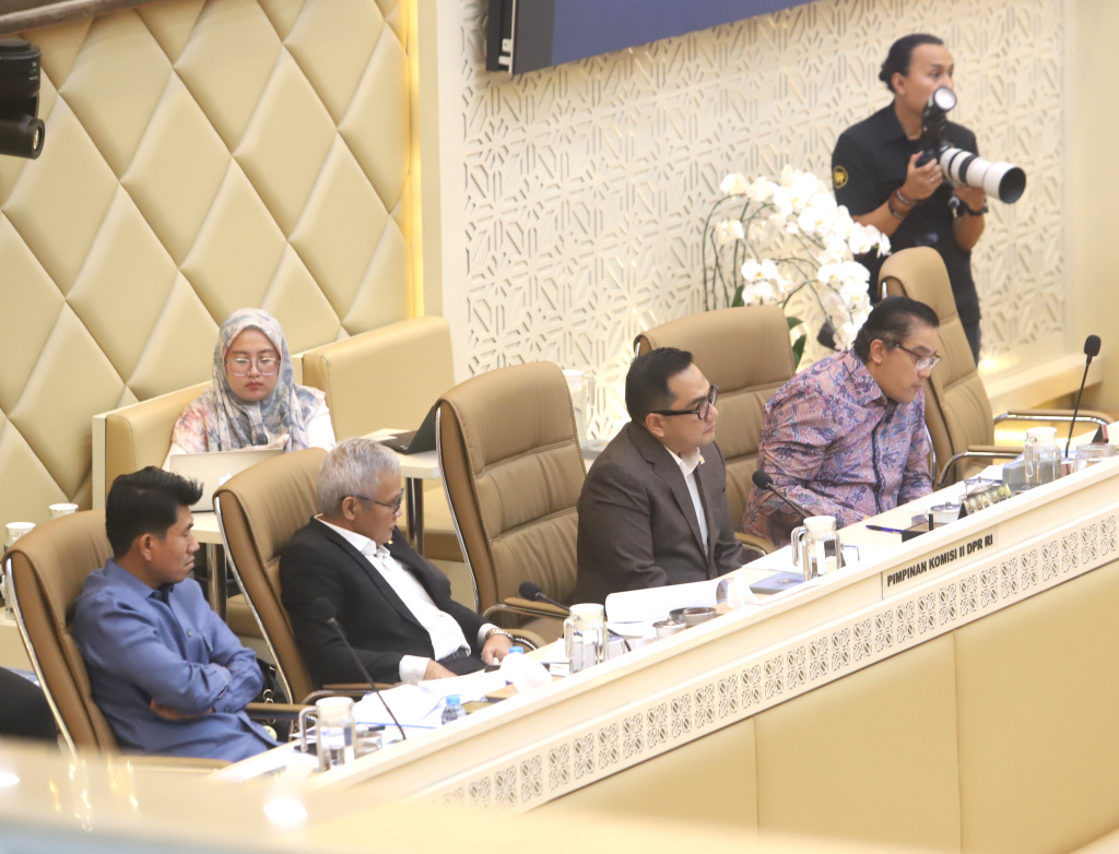 Komisi II DPR menggelar raker dengan Mendagri Tito Karnavian membahas PPPK dan Honorer (Ashar/SinPo.id)