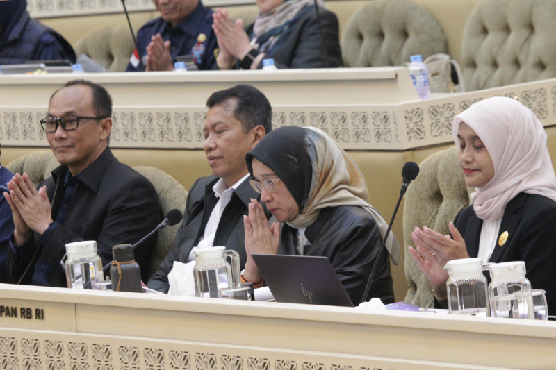 Komisi II DPR gelar raker dengan MenPanRB Rini Widyantini membahas Kebijakan Penempatan ASN ke IKN dan sejumlah hal terkait Digitalisasi Pemerintahan Desa (Ashar/SinPo.id)