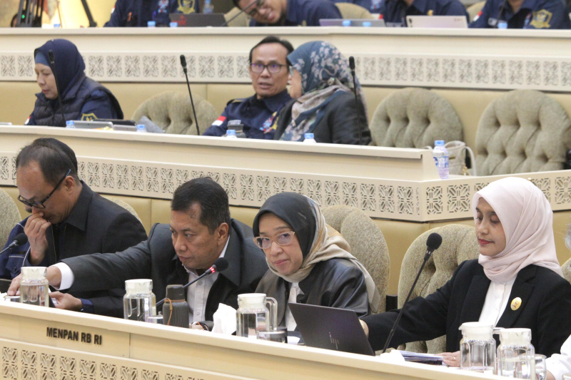 Komisi II DPR gelar raker dengan MenPanRB Rini Widyantini membahas Kebijakan Penempatan ASN ke IKN dan sejumlah hal terkait Digitalisasi Pemerintahan Desa (Ashar/SinPo.id)