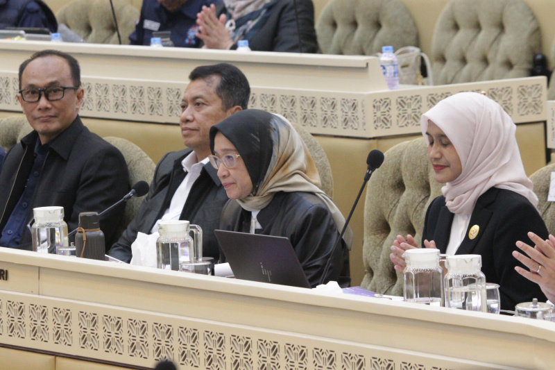 Komisi II DPR gelar raker dengan MenPanRB Rini Widyantini membahas Kebijakan Penempatan ASN ke IKN dan sejumlah hal terkait Digitalisasi Pemerintahan Desa (Ashar/SinPo.id)