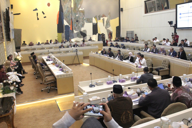 Komisi II DPR gelar raker dengan MenPanRB Rini Widyantini membahas Kebijakan Penempatan ASN ke IKN dan sejumlah hal terkait Digitalisasi Pemerintahan Desa (Ashar/SinPo.id)
