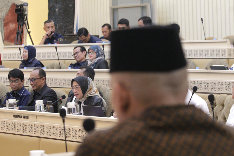 Komisi II DPR gelar raker dengan MenPanRB Rini Widyantini membahas Kebijakan Penempatan ASN ke IKN dan sejumlah hal terkait Digitalisasi Pemerintahan Desa (Ashar/SinPo.id)