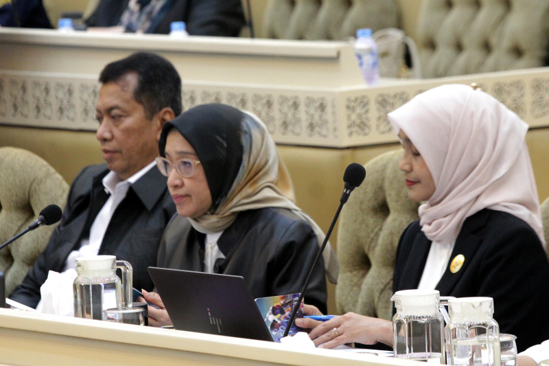 Komisi II DPR gelar raker dengan MenPanRB Rini Widyantini membahas Kebijakan Penempatan ASN ke IKN dan sejumlah hal terkait Digitalisasi Pemerintahan Desa (Ashar/SinPo.id)