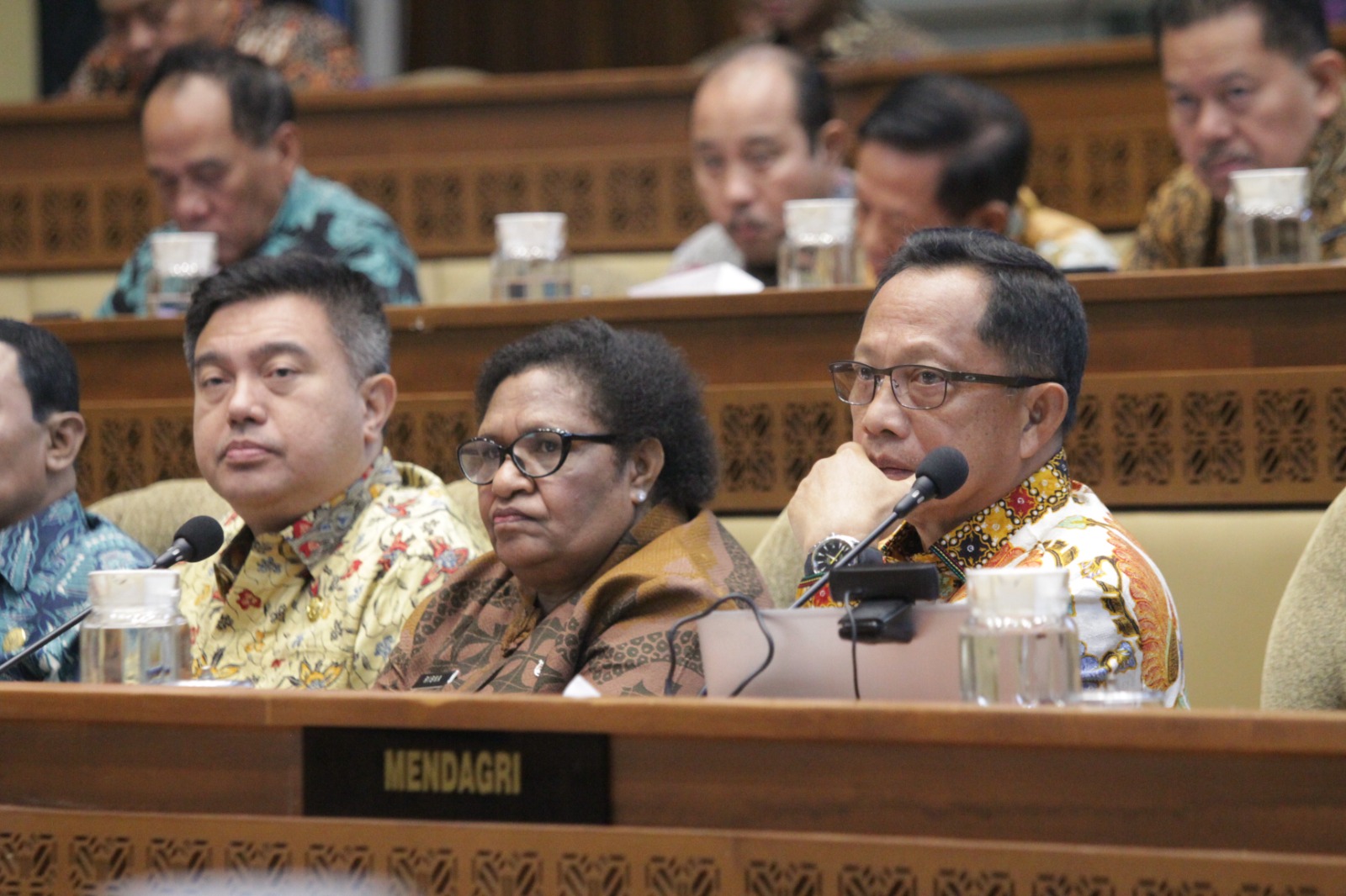 Komisi II DPR menggelar raker dengan Mendagri Tito Karnavian membahas program kerja 100 hari Kabinet Merah-Putih (Ashar/SinPo.id)