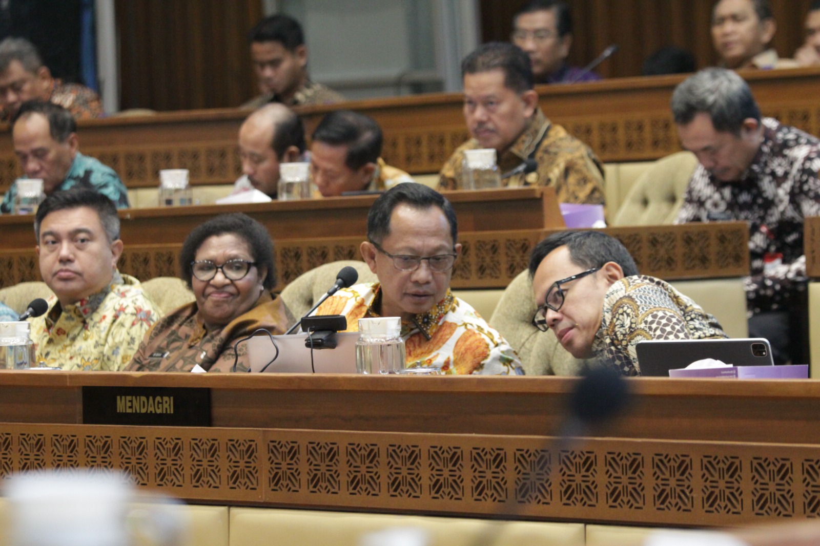 Komisi II DPR menggelar raker dengan Mendagri Tito Karnavian membahas program kerja 100 hari Kabinet Merah-Putih (Ashar/SinPo.id)