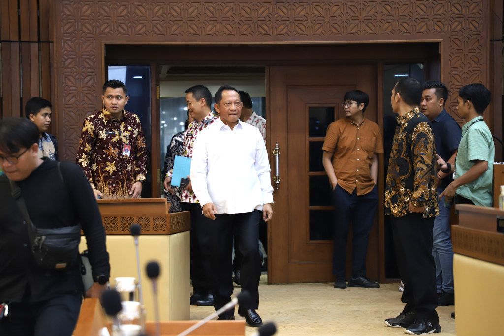 Komisi II DPR gelar raker dengan Pemenrintah Mendagri Tito Karnavian membahas Pembahasan 26 RUU tentang Kabupaten/Kota (Ashar/SinPo.id)