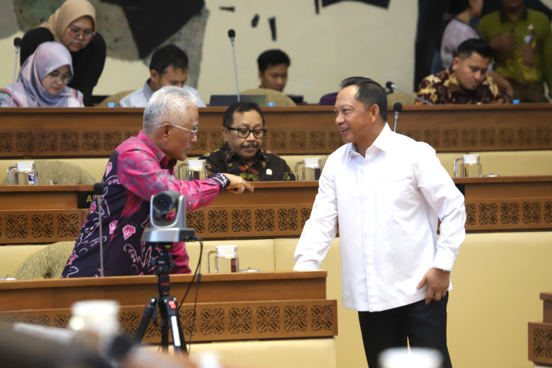 Komisi II DPR gelar raker dengan Pemenrintah Mendagri Tito Karnavian membahas Pembahasan 26 RUU tentang Kabupaten/Kota (Ashar/SinPo.id)