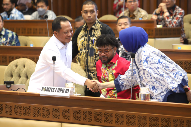 Komisi II DPR gelar raker dengan Pemenrintah Mendagri Tito Karnavian membahas Pembahasan 26 RUU tentang Kabupaten/Kota (Ashar/SinPo.id)