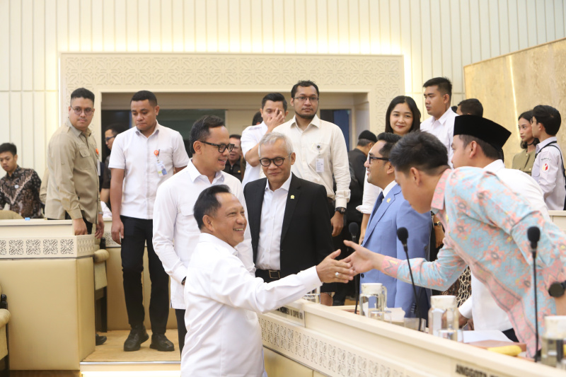 Komisi II DPR memggelar raker dengan Mendagri, KPU, Bawaslu, DKPP membahas Pelantikan Kepala Daerah hasil Pilkada Serentak 2024 (Ashar/SinPo.id)