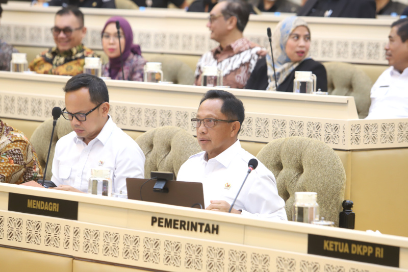 Komisi II DPR memggelar raker dengan Mendagri, KPU, Bawaslu, DKPP membahas Pelantikan Kepala Daerah hasil Pilkada Serentak 2024 (Ashar/SinPo.id)