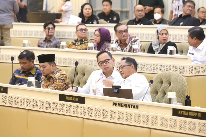 Komisi II DPR memggelar raker dengan Mendagri, KPU, Bawaslu, DKPP membahas Pelantikan Kepala Daerah hasil Pilkada Serentak 2024 (Ashar/SinPo.id)