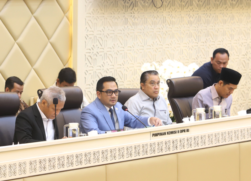 Komisi II DPR memggelar raker dengan Mendagri, KPU, Bawaslu, DKPP membahas Pelantikan Kepala Daerah hasil Pilkada Serentak 2024 (Ashar/SinPo.id)