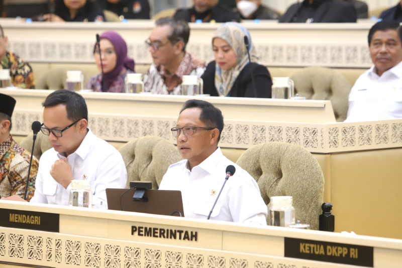 Komisi II DPR memggelar raker dengan Mendagri, KPU, Bawaslu, DKPP membahas Pelantikan Kepala Daerah hasil Pilkada Serentak 2024 (Ashar/SinPo.id)