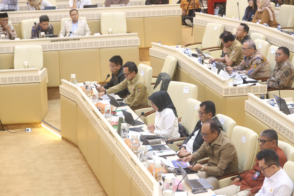 Komisi II DPR menggelar Rapat Kerja dengan MenPANRB, Wamendagri dan Kepala BKN penanganan pascabencana di Sumatera (Ashar/SinPo.id)