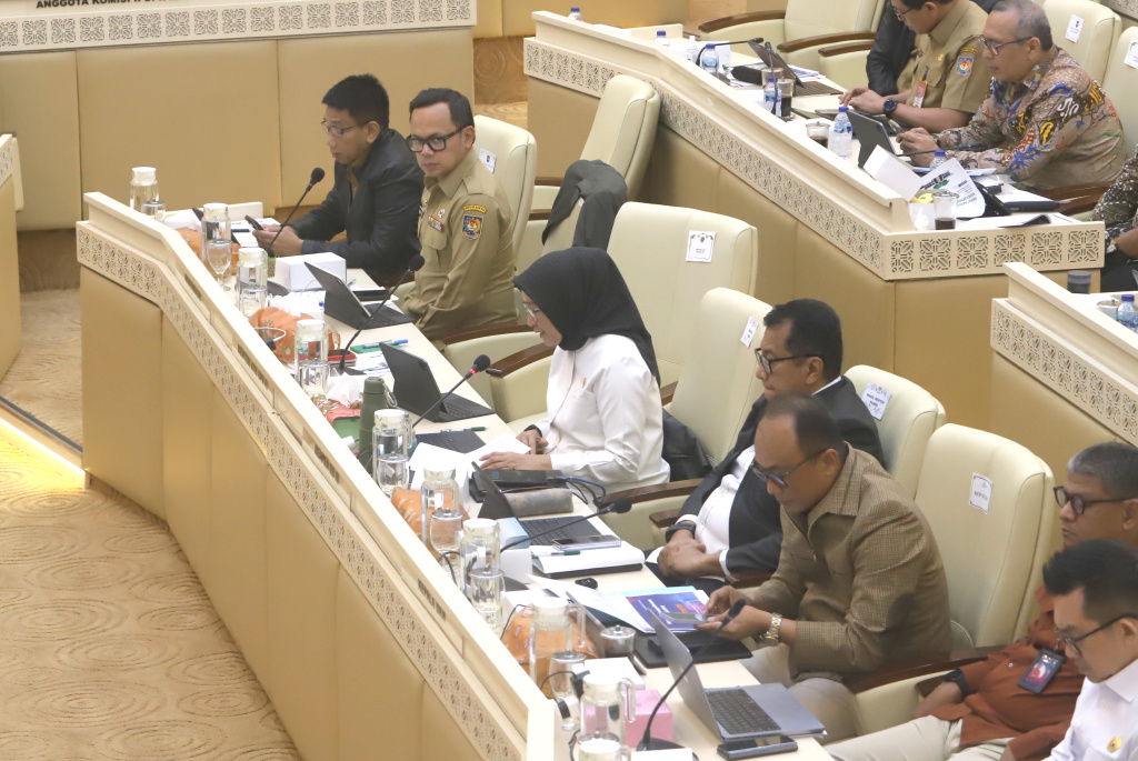 Komisi II DPR menggelar Rapat Kerja dengan MenPANRB, Wamendagri dan Kepala BKN penanganan pascabencana di Sumatera (Ashar/SinPo.id)