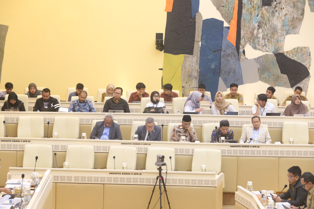 Komisi II DPR menggelar Rapat Kerja dengan MenPANRB, Wamendagri dan Kepala BKN penanganan pascabencana di Sumatera (Ashar/SinPo.id)