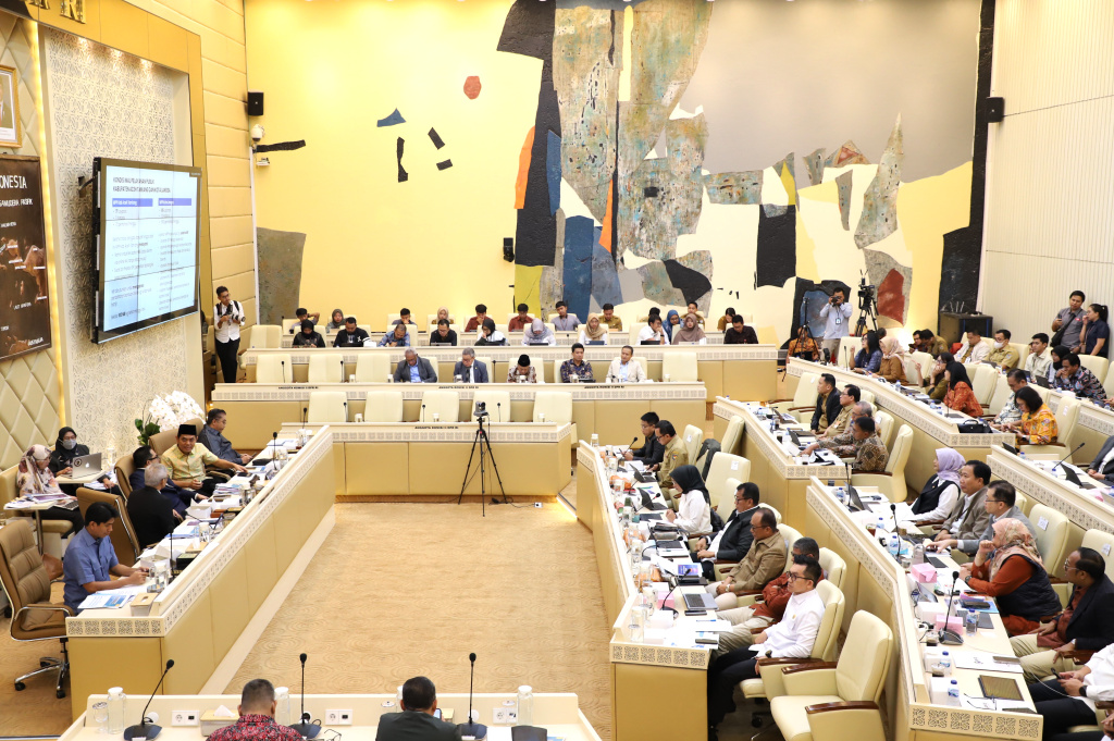 Komisi II DPR menggelar Rapat Kerja dengan MenPANRB, Wamendagri dan Kepala BKN penanganan pascabencana di Sumatera (Ashar/SinPo.id)
