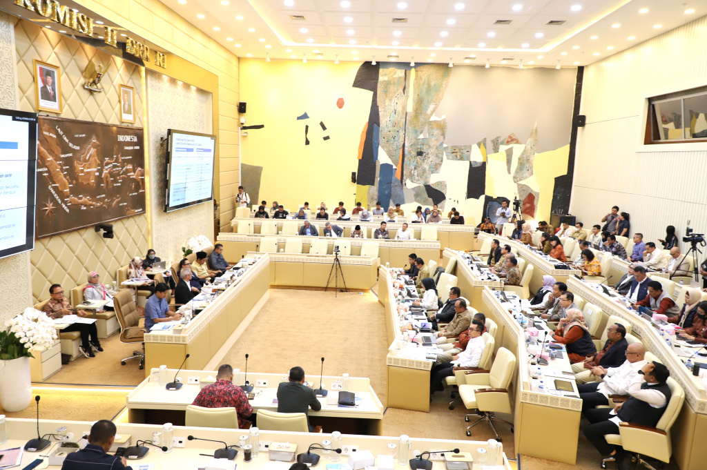 Komisi II DPR menggelar Rapat Kerja dengan MenPANRB, Wamendagri dan Kepala BKN penanganan pascabencana di Sumatera (Ashar/SinPo.id)