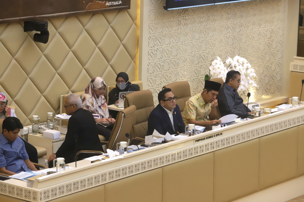 Komisi II DPR menggelar Rapat Kerja dengan MenPANRB, Wamendagri dan Kepala BKN penanganan pascabencana di Sumatera (Ashar/SinPo.id)