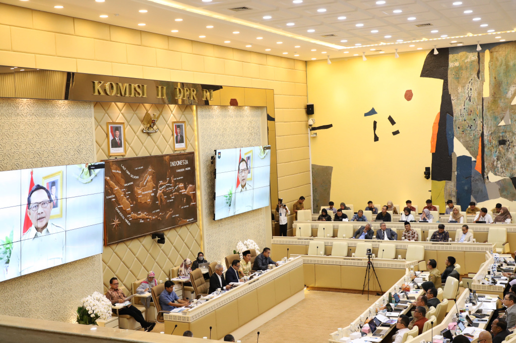 Komisi II DPR menggelar Rapat Kerja dengan MenPANRB, Wamendagri dan Kepala BKN penanganan pascabencana di Sumatera (Ashar/SinPo.id)