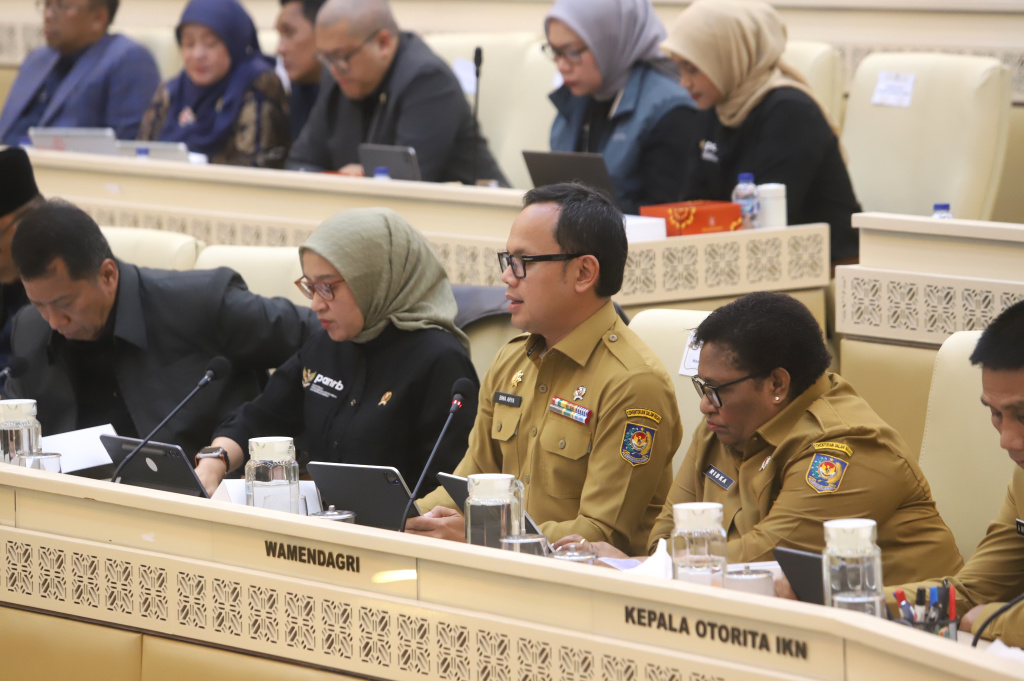 Komisi II DPR gelar raker dengan MenPANRB, Wamendagri dan Kepala Otorika IKN (Ashar/SinPo.id)