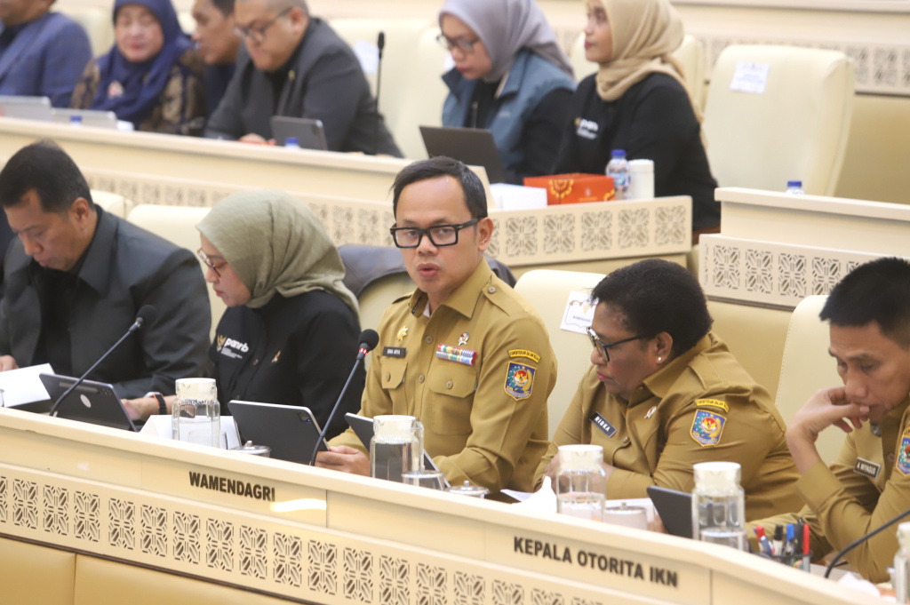 Komisi II DPR gelar raker dengan MenPANRB, Wamendagri dan Kepala Otorika IKN (Ashar/SinPo.id)