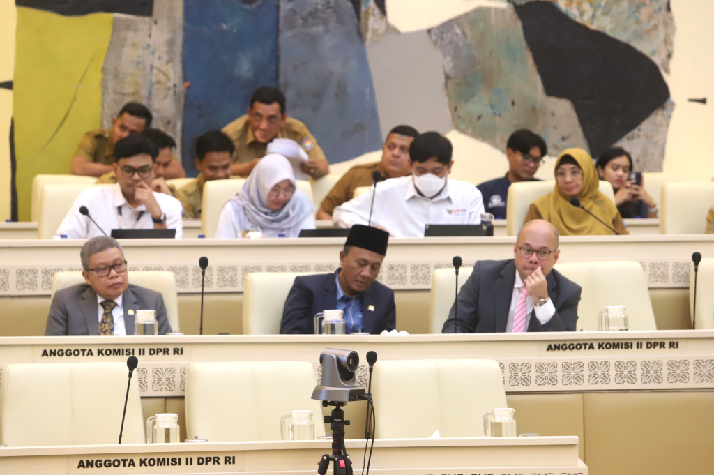 Komisi II DPR gelar raker dengan MenPANRB, Wamendagri dan Kepala Otorika IKN (Ashar/SinPo.id)