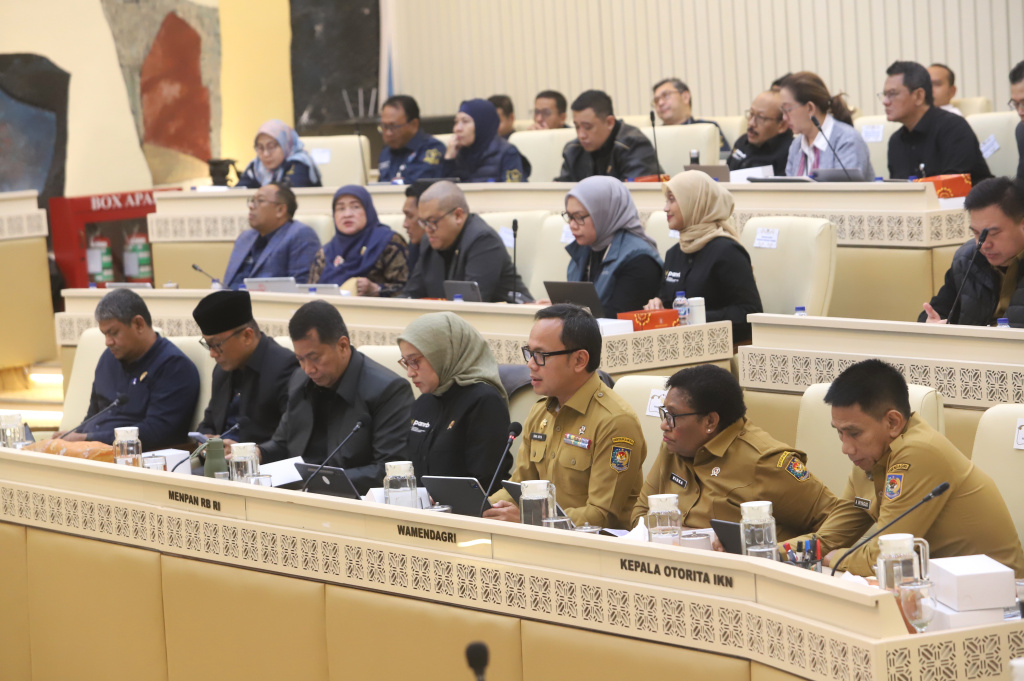 Komisi II DPR gelar raker dengan MenPANRB, Wamendagri dan Kepala Otorika IKN (Ashar/SinPo.id)