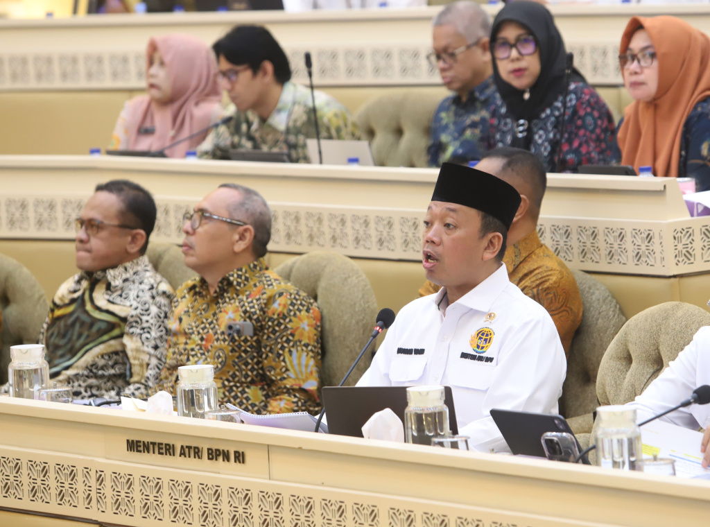 Komisi II DPR gelar raker dengan Menteri ATR/BPN Nusron Wahid membahas permasalahan pendaftaran HGU, HGB dan HPL (Ashar/SinPo.id)