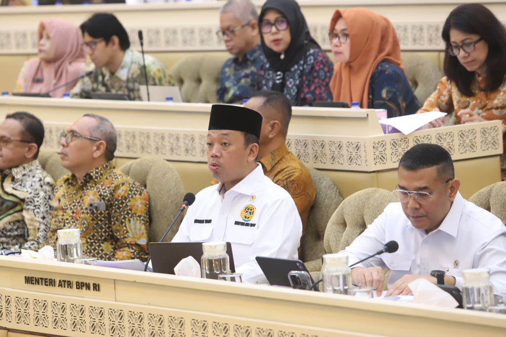 Komisi II DPR gelar raker dengan Menteri ATR/BPN Nusron Wahid membahas permasalahan pendaftaran HGU, HGB dan HPL (Ashar/SinPo.id)