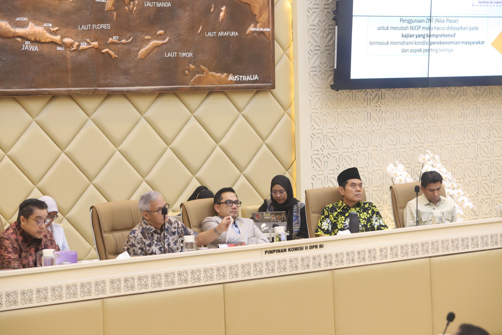 Komisi II DPR gelar raker dengan Menteri ATR/BPN Nusron Wahid membahas permasalahan pendaftaran HGU, HGB dan HPL (Ashar/SinPo.id)
