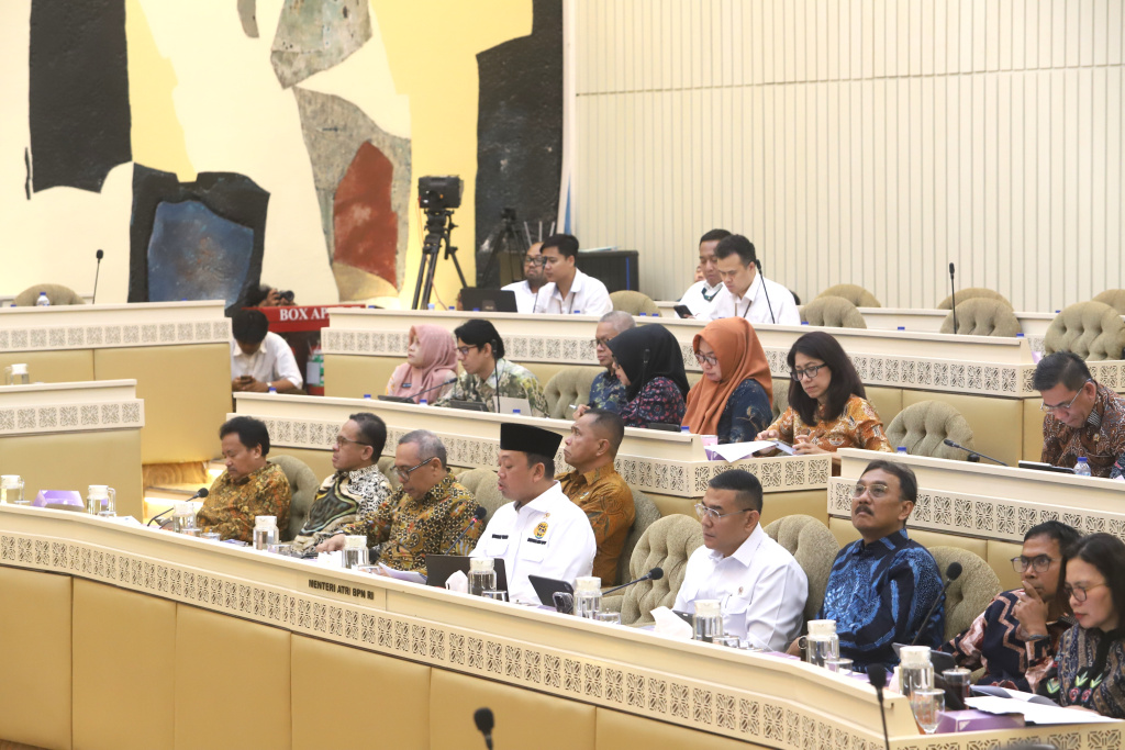 Komisi II DPR gelar raker dengan Menteri ATR/BPN Nusron Wahid membahas permasalahan pendaftaran HGU, HGB dan HPL (Ashar/SinPo.id)