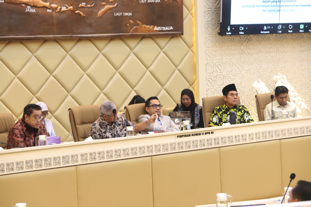 Komisi II DPR gelar raker dengan Menteri ATR/BPN Nusron Wahid membahas permasalahan pendaftaran HGU, HGB dan HPL (Ashar/SinPo.id)