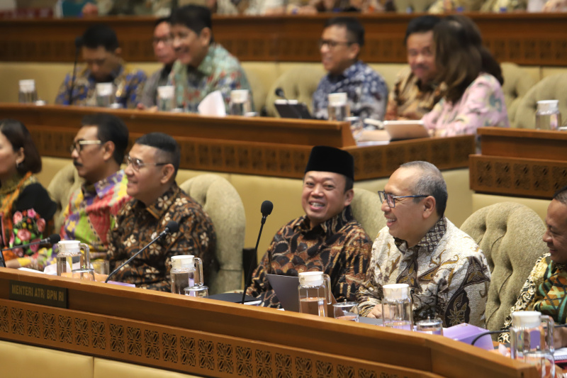 Komisi II DPR gelar Raker dengan Menteri ATR/BPN Nusron Wahid membahas Program seratus hari kerja Kabinet Merah-Putih (Ashar/SinPo.id)