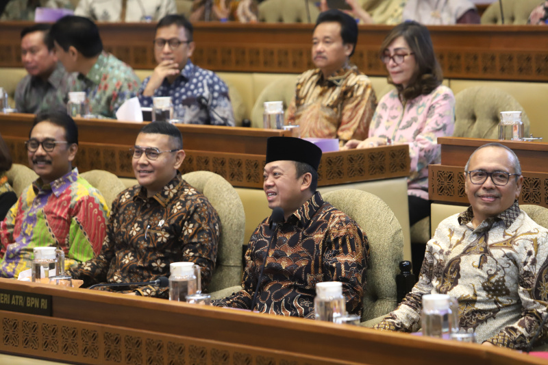 Komisi II DPR gelar Raker dengan Menteri ATR/BPN Nusron Wahid membahas Program seratus hari kerja Kabinet Merah-Putih (Ashar/SinPo.id)