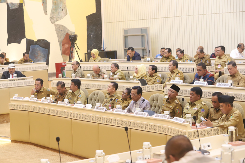 Komisi II DPR gelar raker dengan sejumlah Gubernur di Indonesia membahas BUMD (Ashar/SinPo.id)