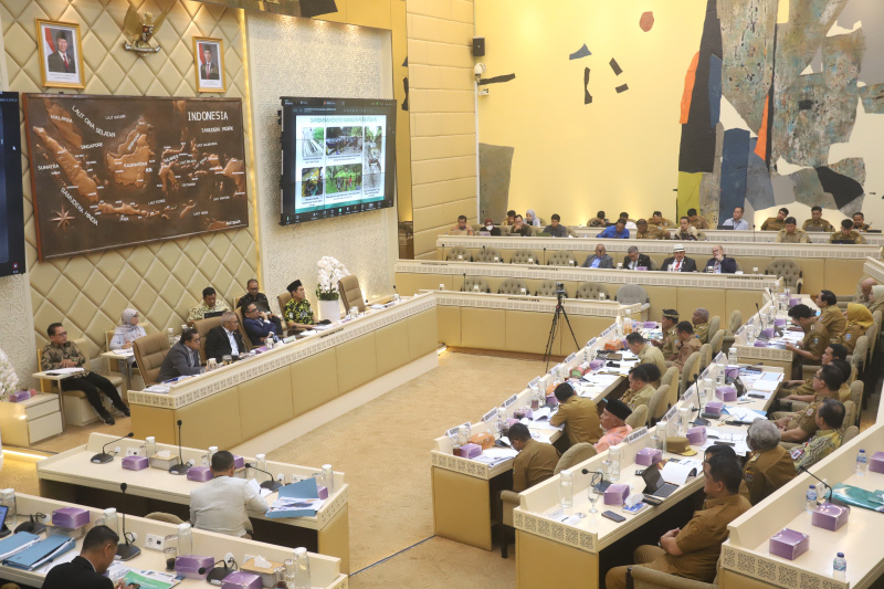 Komisi II DPR gelar raker dengan Wamendagri dan Para Kepala Daerah untuk Provinsi (Gubernur) membahas Badan Usaha Milik Daerah dan Pengelolaan Kepegawaian (Ashar/SinPo.id)