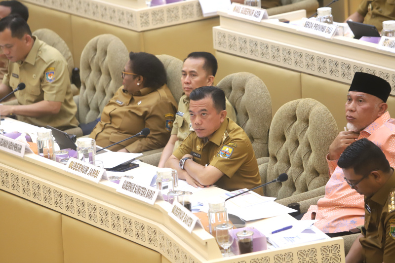 Komisi II DPR gelar raker dengan Wamendagri dan Para Kepala Daerah untuk Provinsi (Gubernur) membahas Badan Usaha Milik Daerah dan Pengelolaan Kepegawaian (Ashar/SinPo.id)