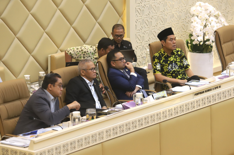 Komisi II DPR gelar raker dengan Wamendagri dan Para Kepala Daerah untuk Provinsi (Gubernur) membahas Badan Usaha Milik Daerah dan Pengelolaan Kepegawaian (Ashar/SinPo.id)