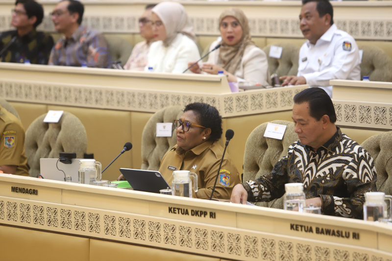 Komisi II DPR gelar raker dengan Wamendagri, KPU, Bawaslu dan DKPP membahas evaluasi penyelenggaraan pemungutan suara ulang pemilihan kepala daerah (Ashar/SinPo.id)