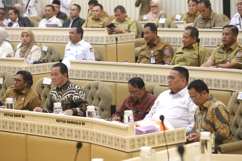 Komisi II DPR gelar raker dengan Wamendagri, KPU, Bawaslu dan DKPP membahas evaluasi penyelenggaraan pemungutan suara ulang pemilihan kepala daerah (Ashar/SinPo.id)