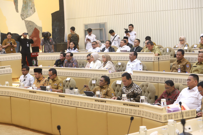 Komisi II DPR gelar raker dengan Wamendagri, KPU, Bawaslu dan DKPP membahas evaluasi penyelenggaraan pemungutan suara ulang pemilihan kepala daerah (Ashar/SinPo.id)