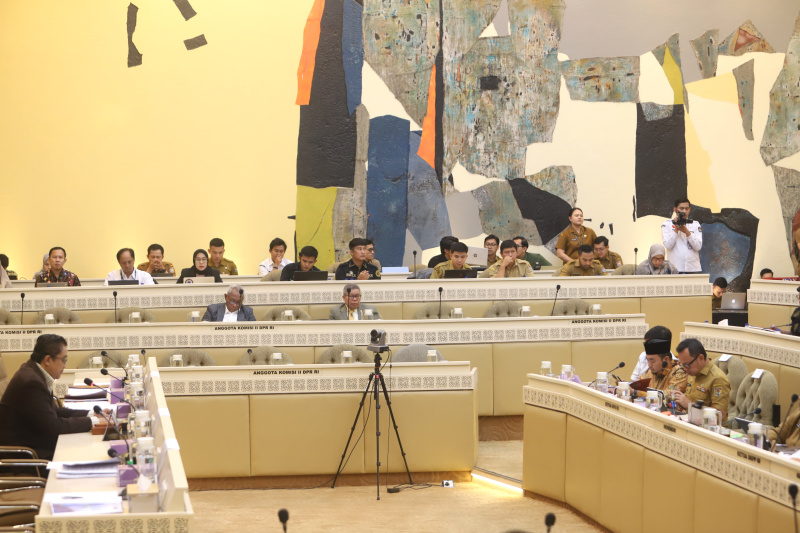 Komisi II DPR gelar raker dengan Wamendagri, KPU, Bawaslu dan DKPP membahas evaluasi penyelenggaraan pemungutan suara ulang pemilihan kepala daerah (Ashar/SinPo.id)