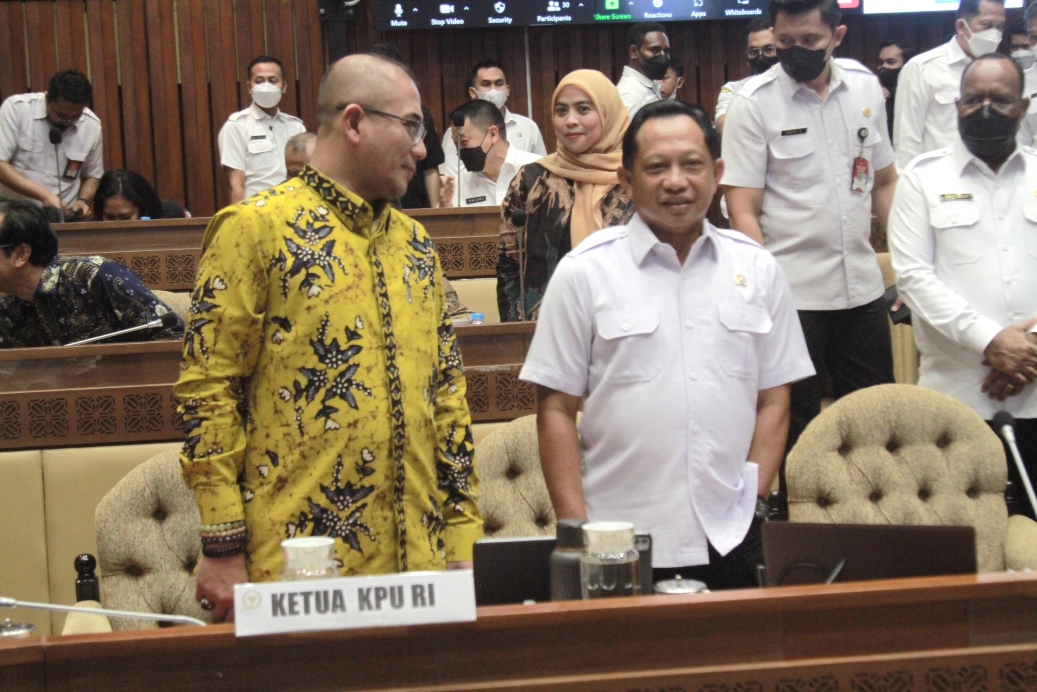 Komisi II DPR Gelar RDP bersama Mendagri, KPU RI, Bawaslu RI, DKPP RI membahas Pemilu 2024 di DOB Papua (Ashar/SinPo.id)